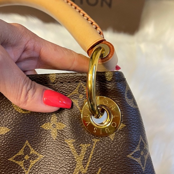 Authentic Louis Vuitton Monogram Canvas Artsy MM Shoulder Bag - Picture 10 of 17